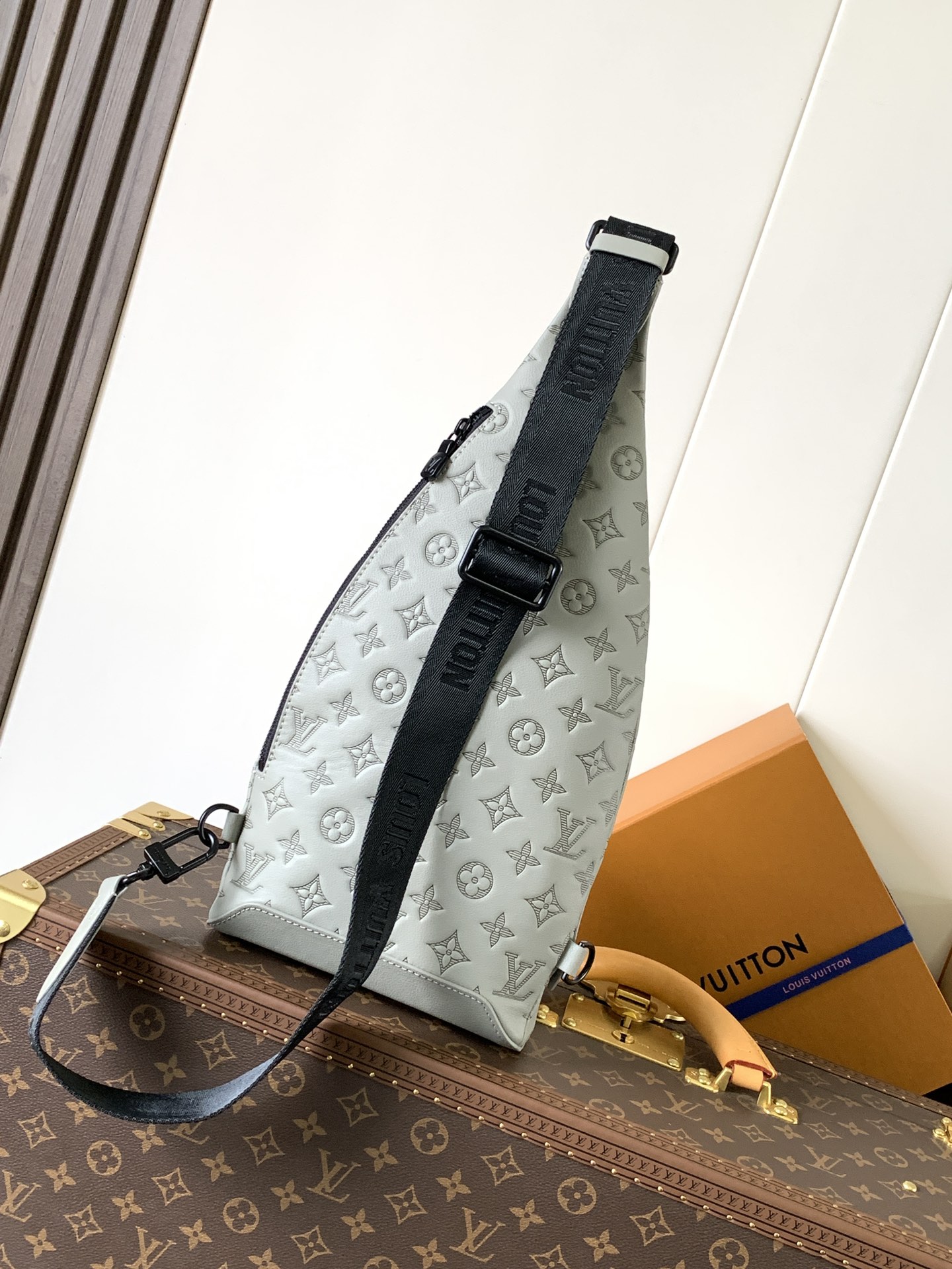 TOP Louis Vuitton LV Men's Duo Shoulder Bag Monogram Canvas and Taïga Calfskin Leather 20 x 42 x 6cm - Gray