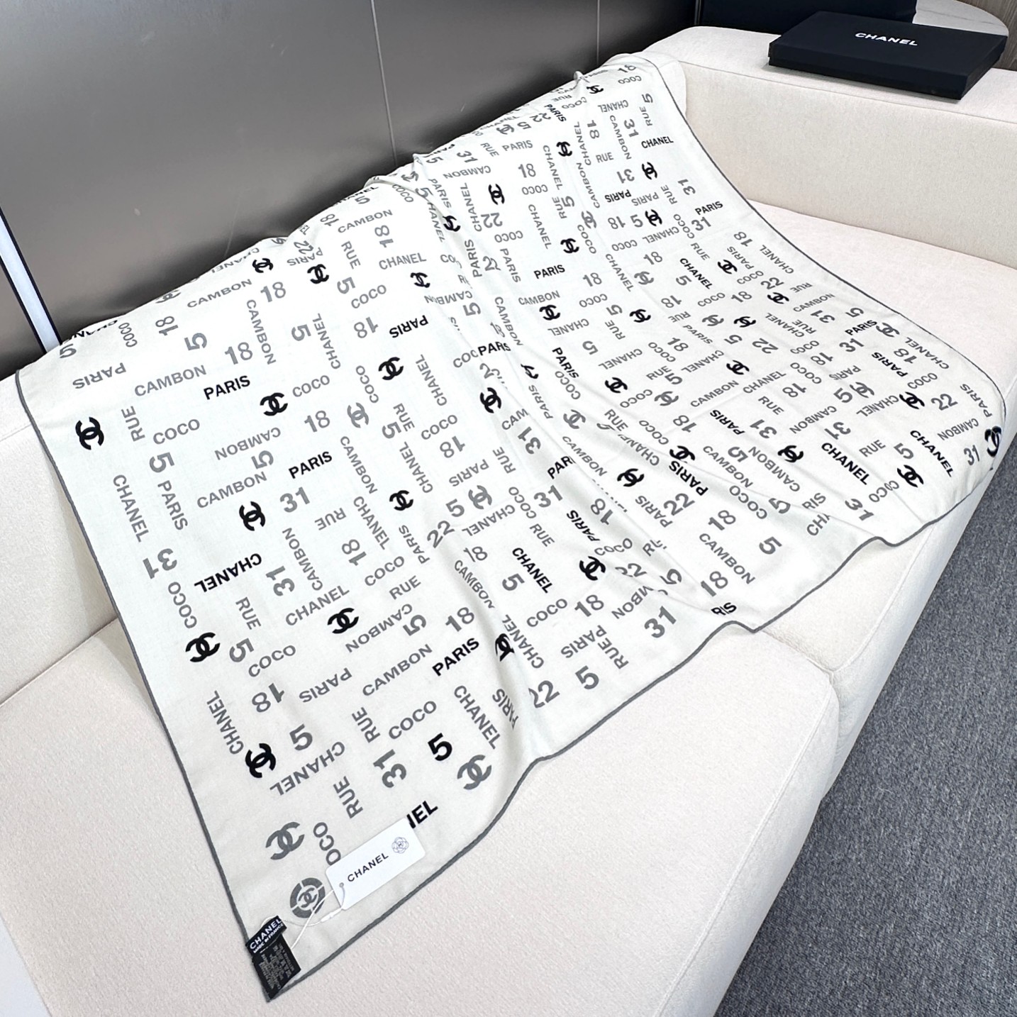 TOP CHANEL Cashmere Scarf 140X140 cm - Black and White