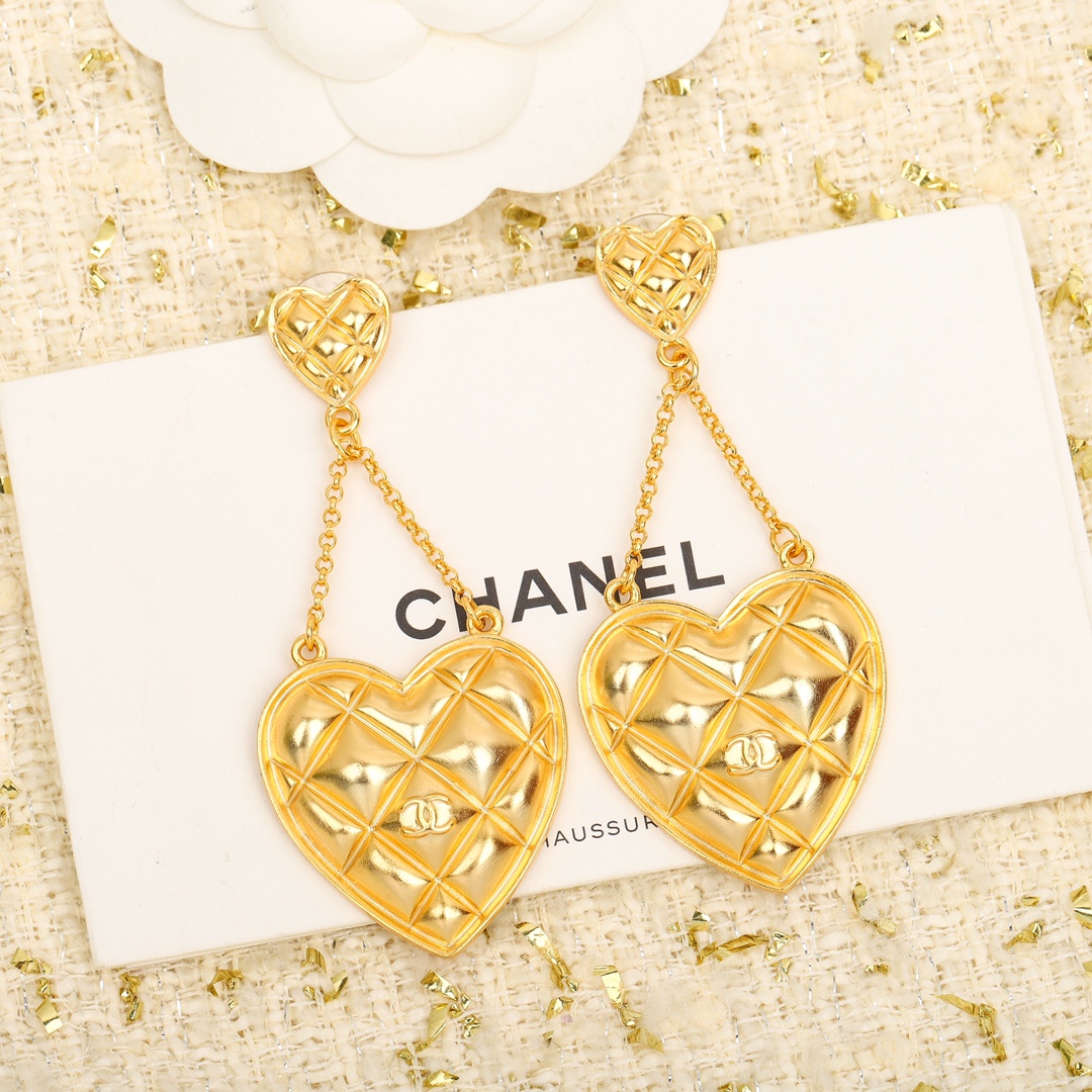 TOP CHANEL Heart Earrings