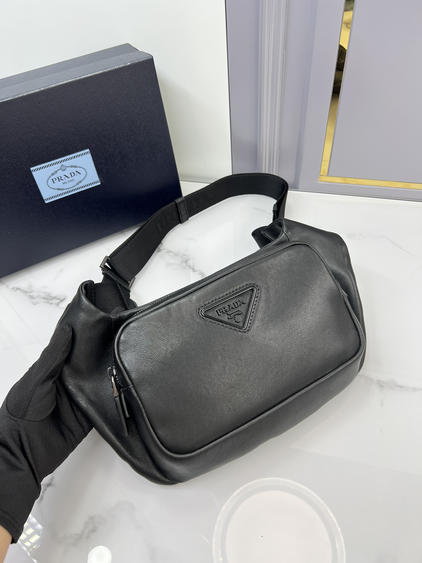 TOP PRADA Messenger Bag Leather 22x16.5x5cm - Black
