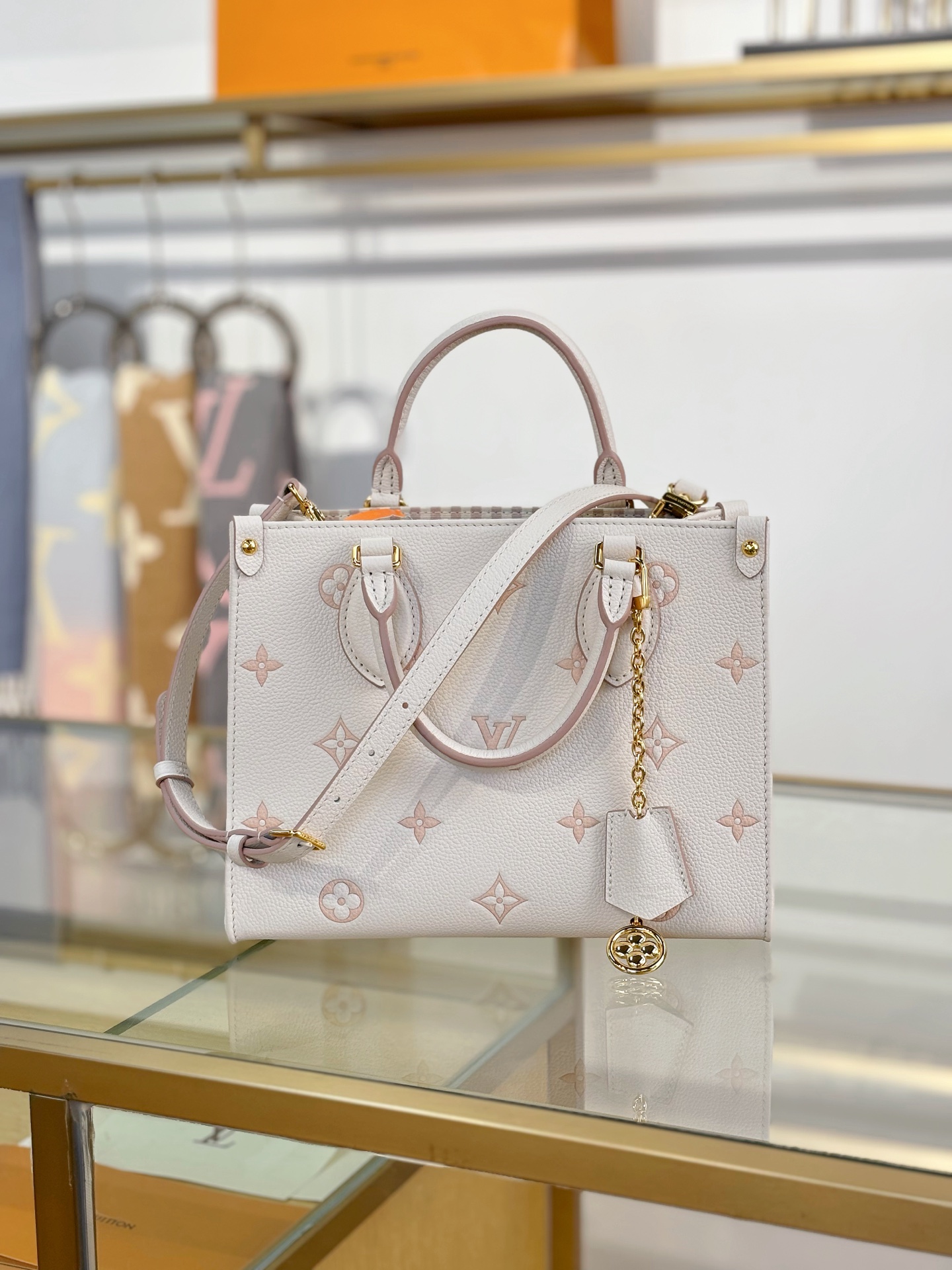 TOP Louis Vuitton LV  On The Go Small Handbag 25x19x11.5cm - White