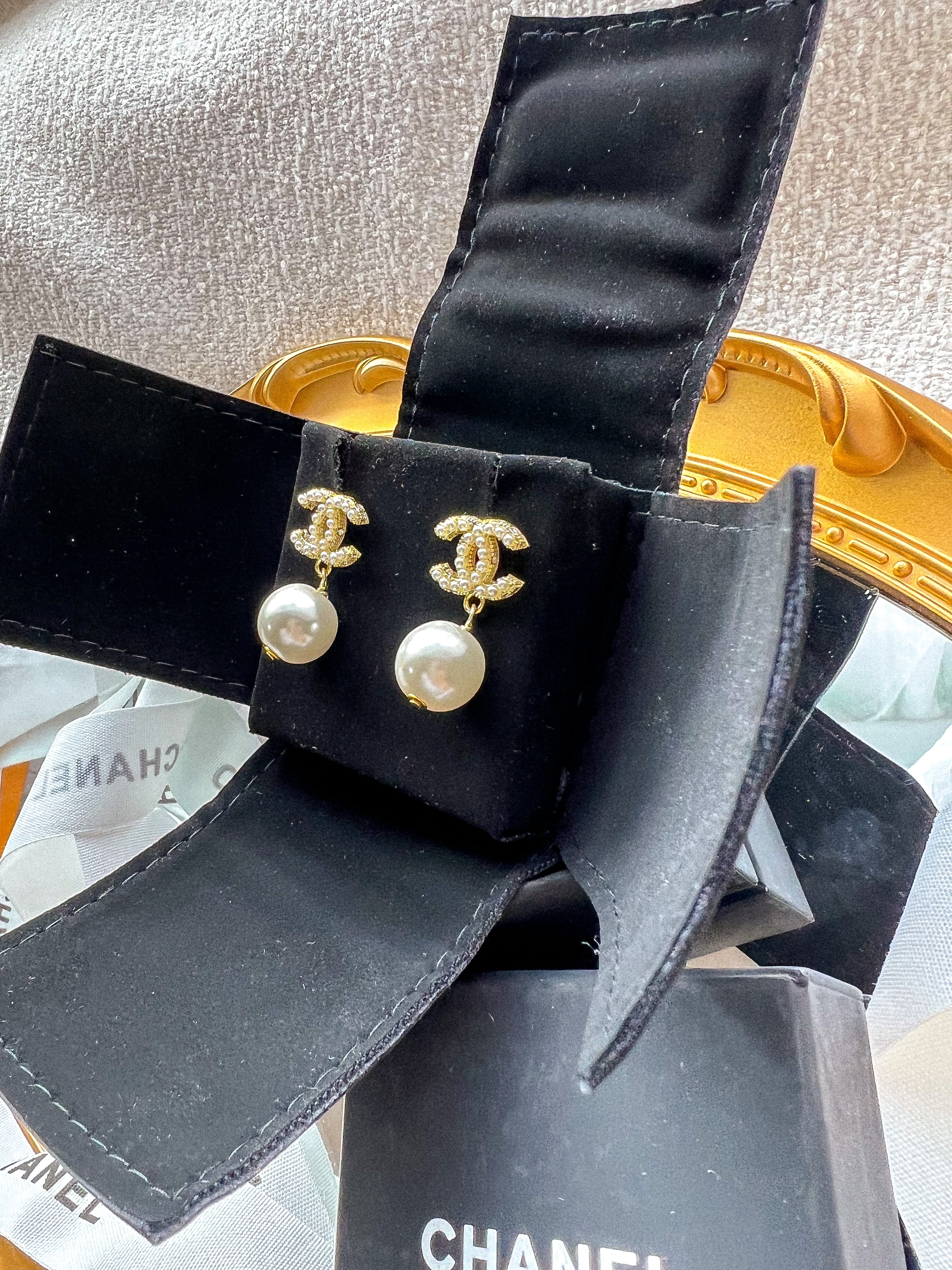 TOP CHANEL Immitation Pearl Drop Earrings