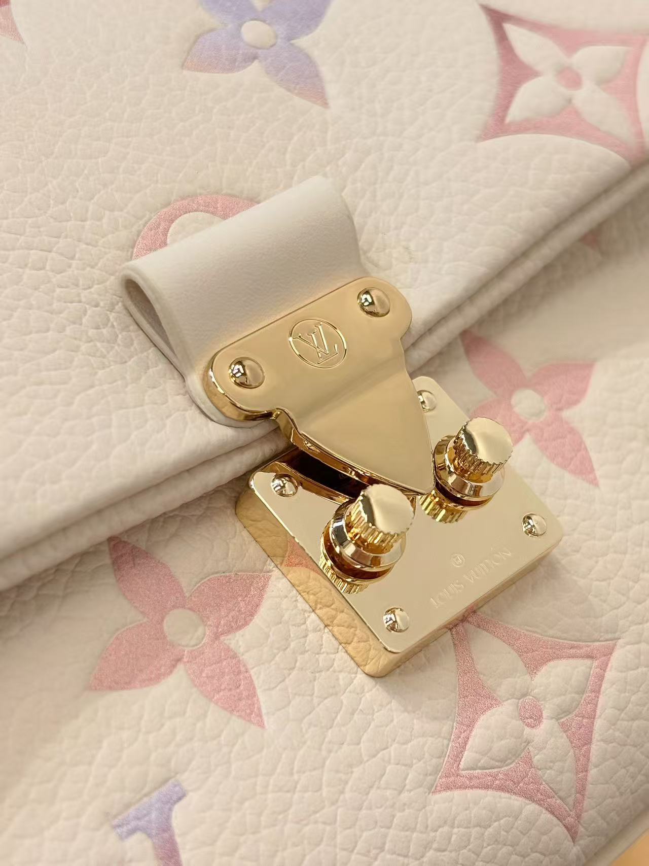 TOP Louis Vuitton LV Nano Madeleine Bag Monogram Empreinte Leather 21× 12.5 × 6cm - Beige