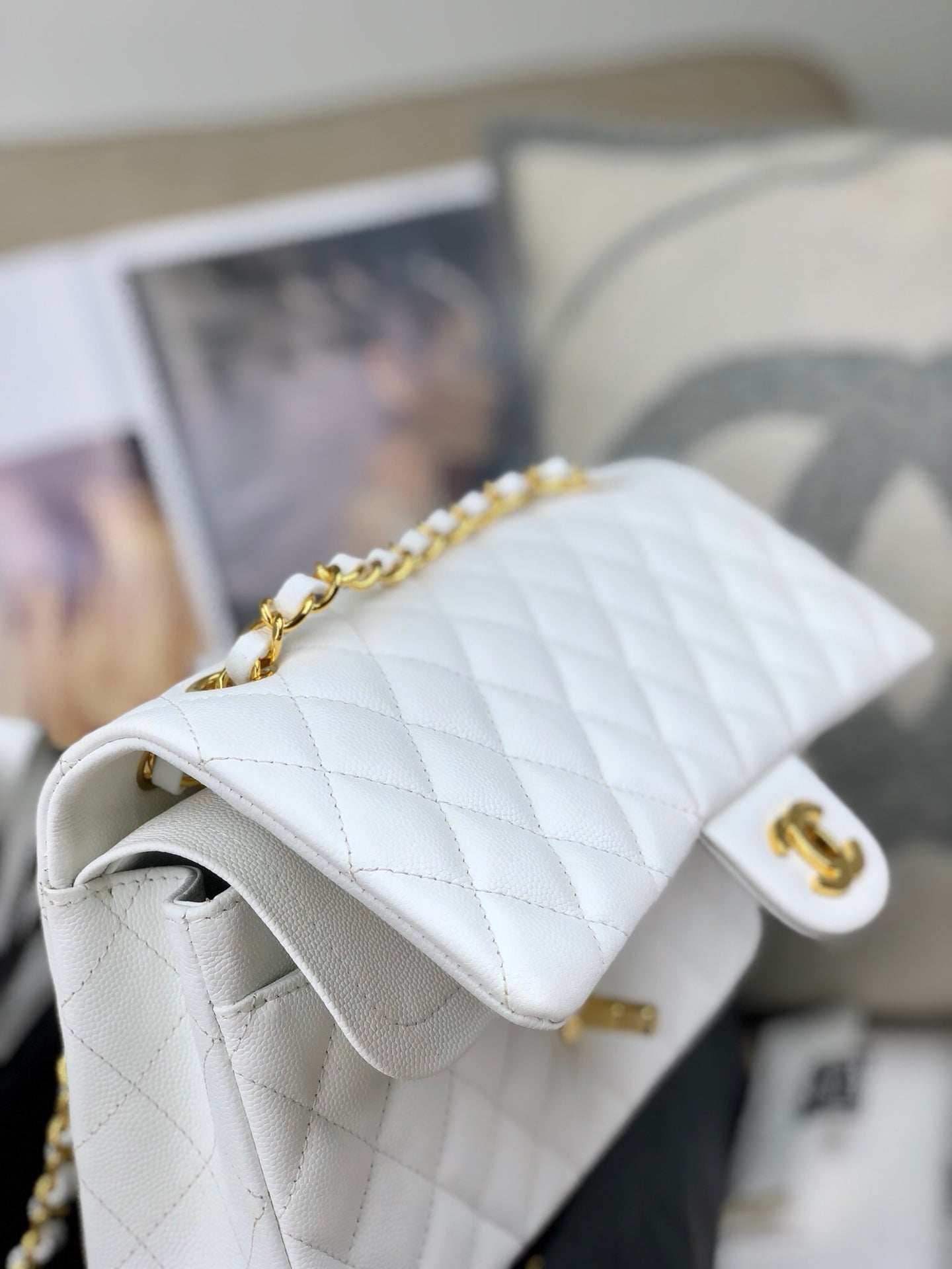 TOP CHANEL Classic Flap Bag Caviar Medium 25.5cm – White & GHW