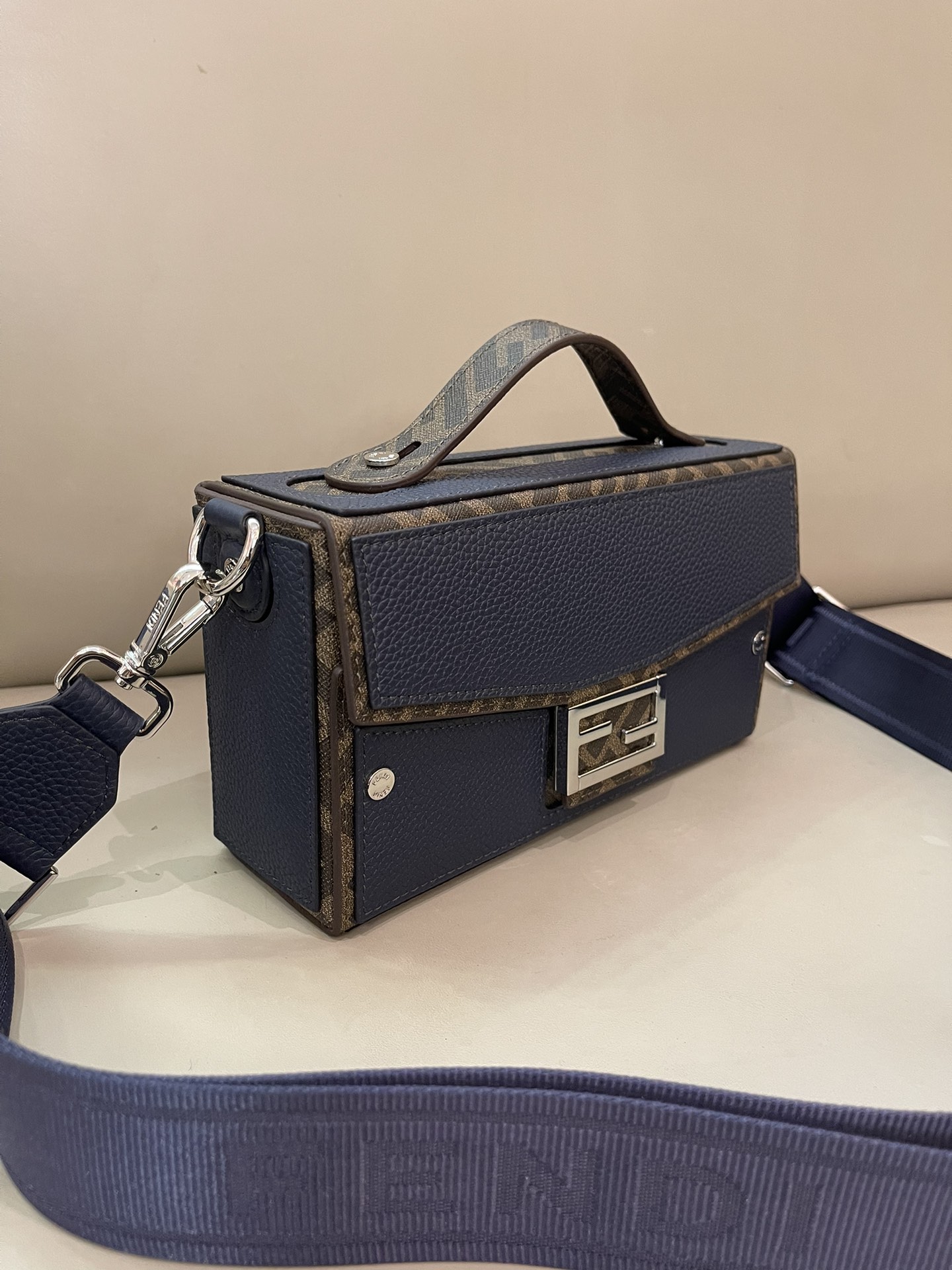 TOP FENDI Box Bag 22x13x6.5cm - Navy Blue