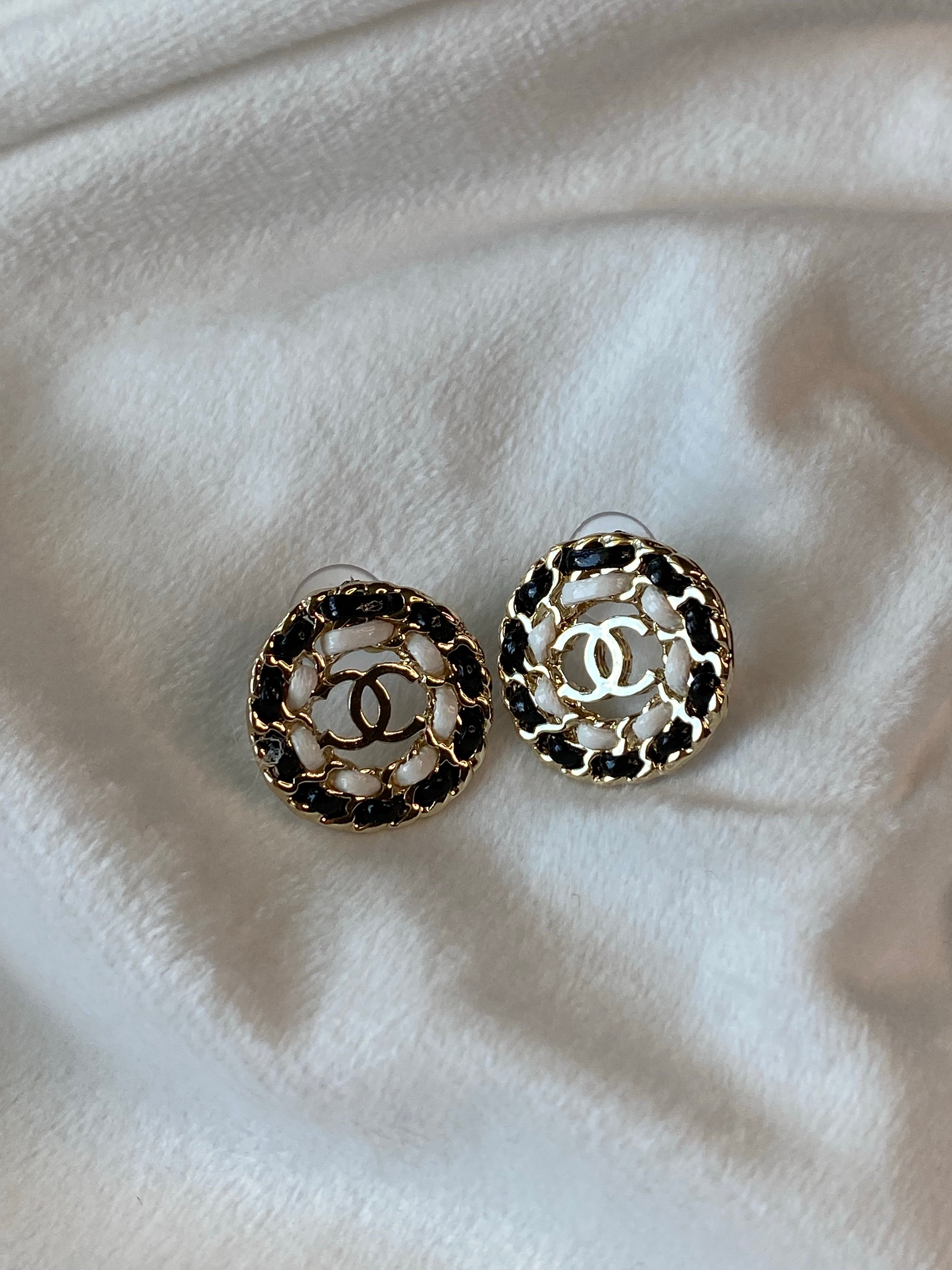 TOP CHANEL Round Black and White Stud Earrings