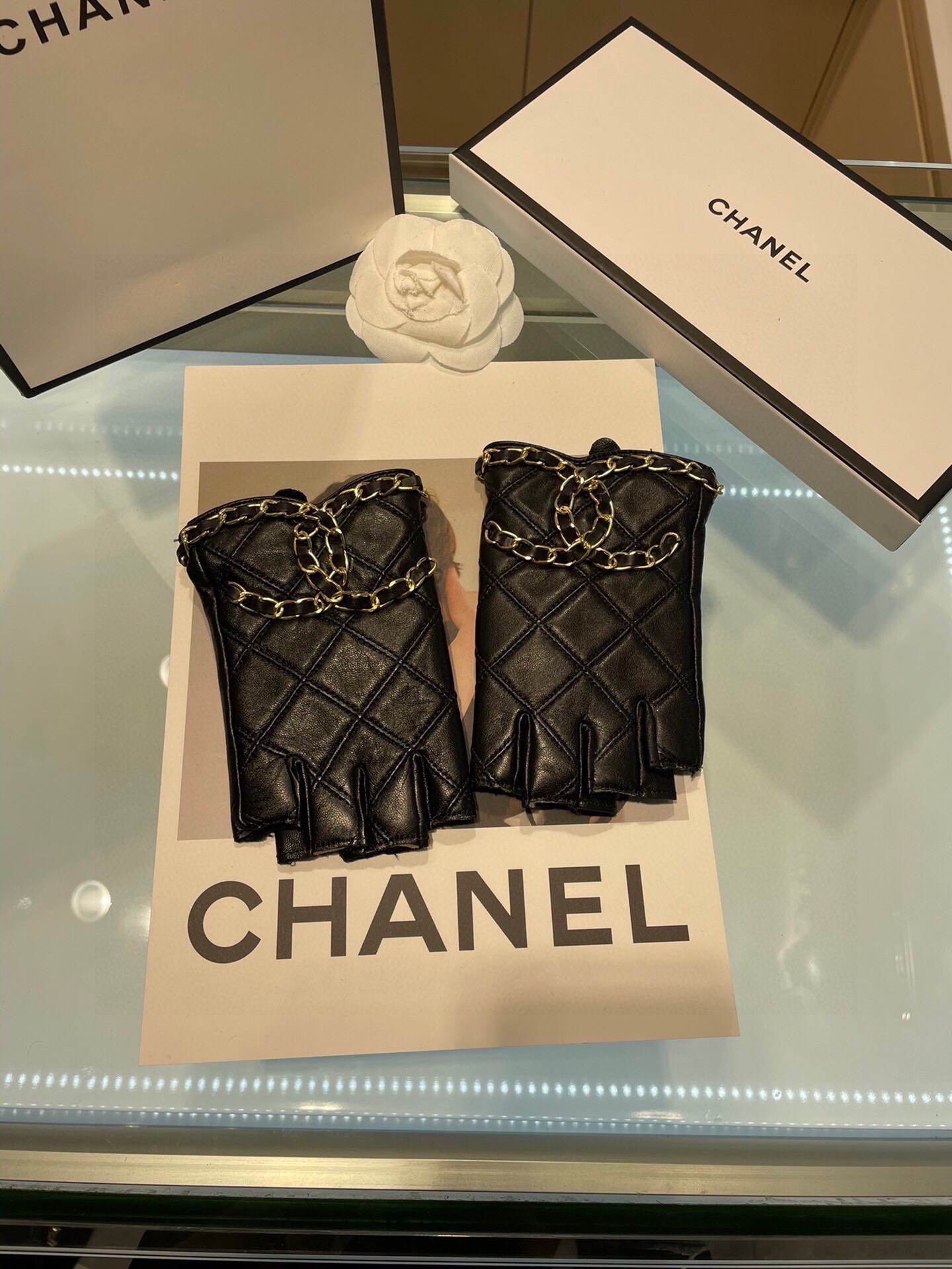 TOP CHANEL  Short Style Velvet lining Gloves- Black