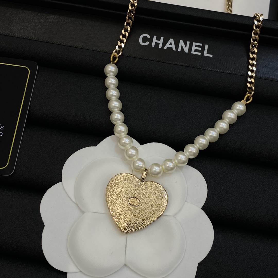 TOP CHANEL Sweater Chain with Pearl and Heart Pendant - Gold