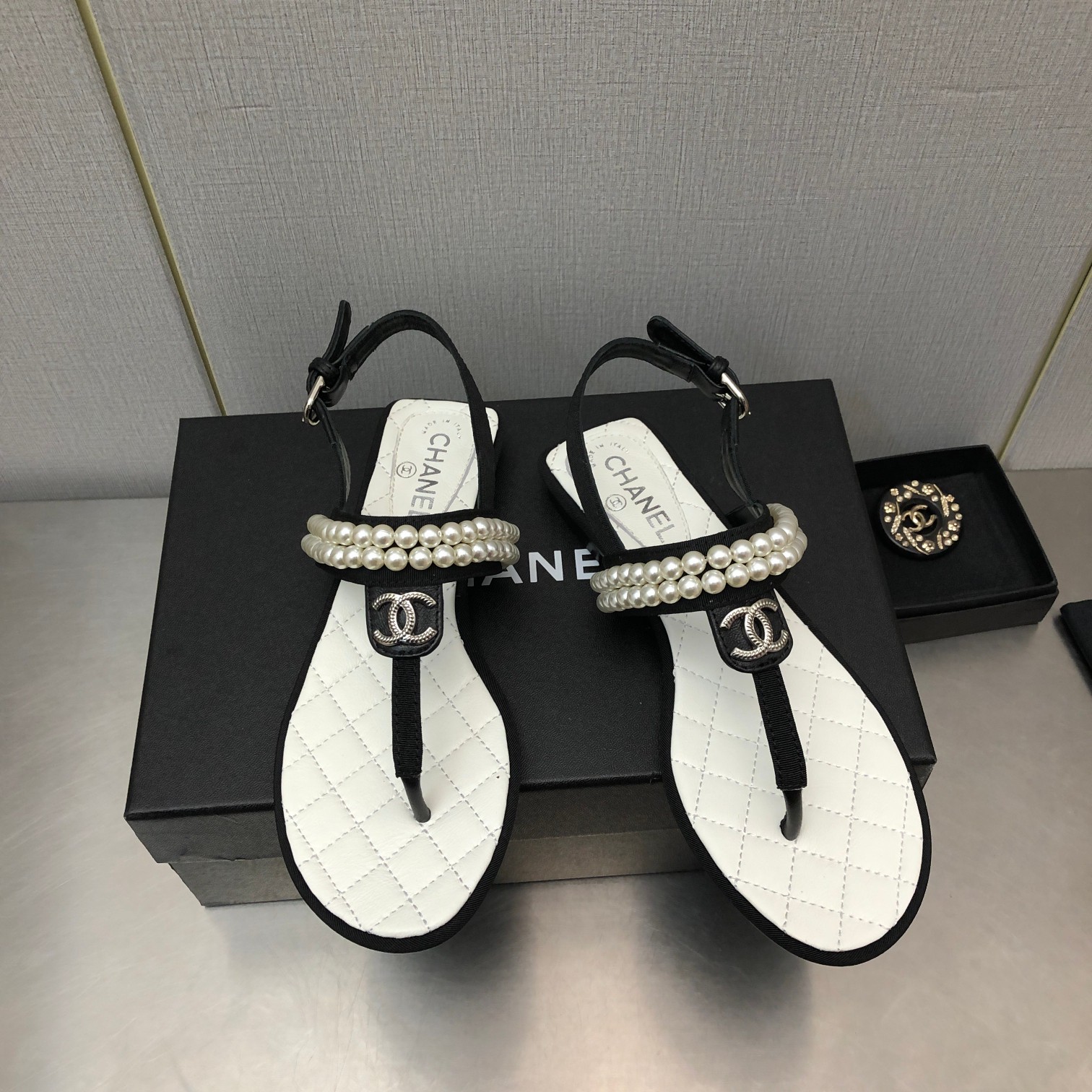 TOP CHANEL Flip Sandals with Pearl - 3 Color