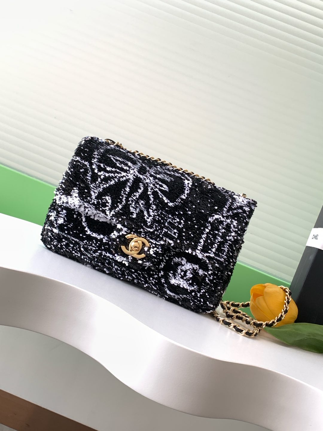 TOP CHANEL Flap Bag with Sequins 13x21x8cm - Black