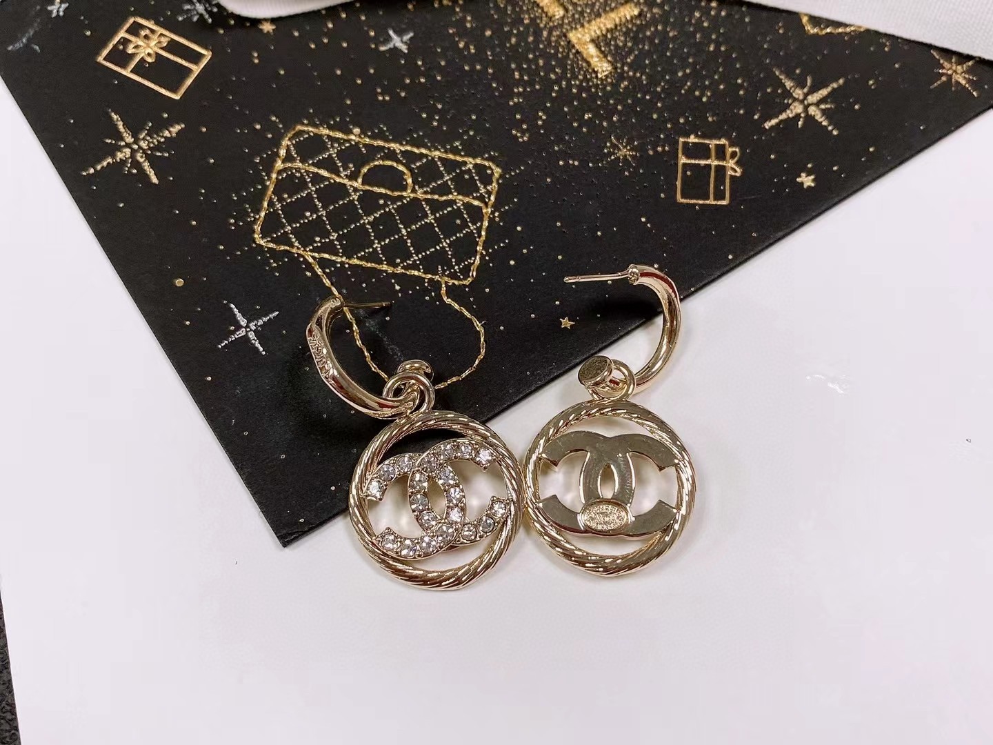 TOP CHANEL LOGO round frame Earrings - Gold