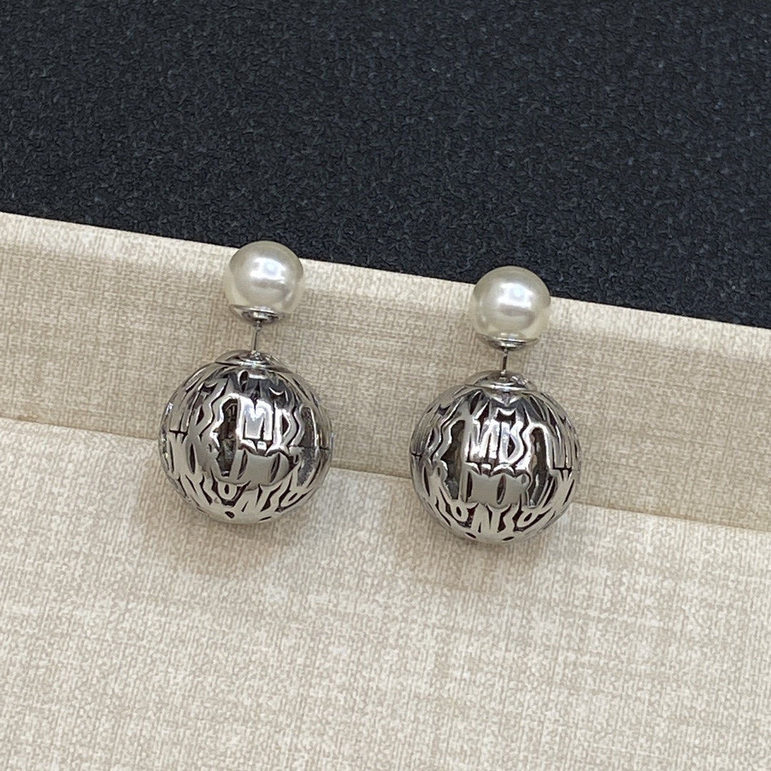 TOP Christian Dior Earring - 2 Colors