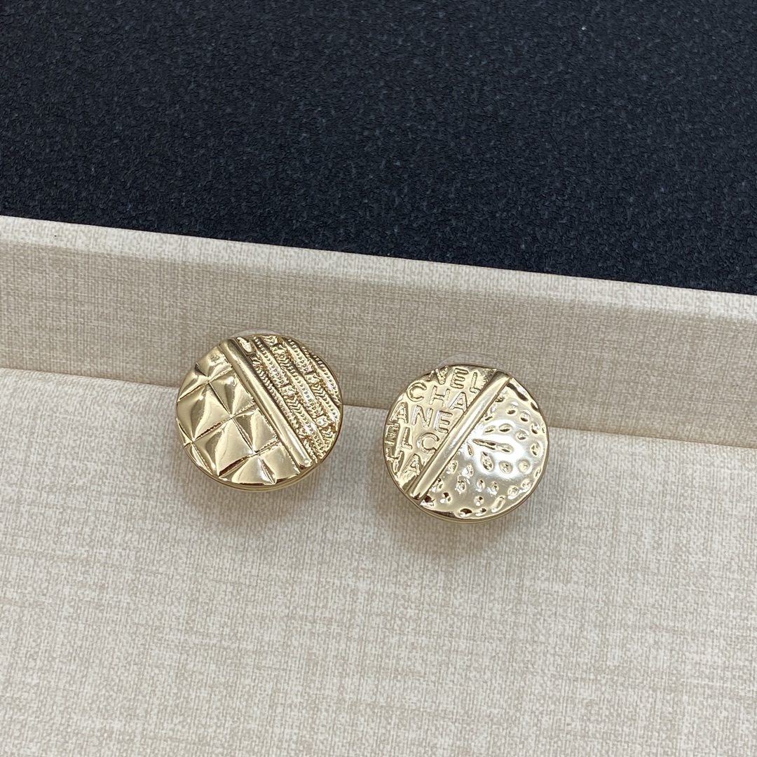 TOP CHANEL Circle Earrings - Gold