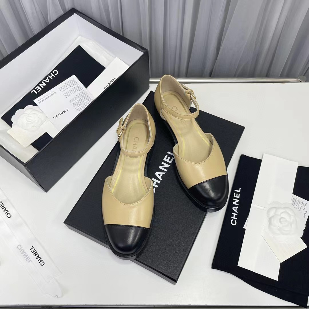 Top CHANEL Leather Sandals - 2 Color