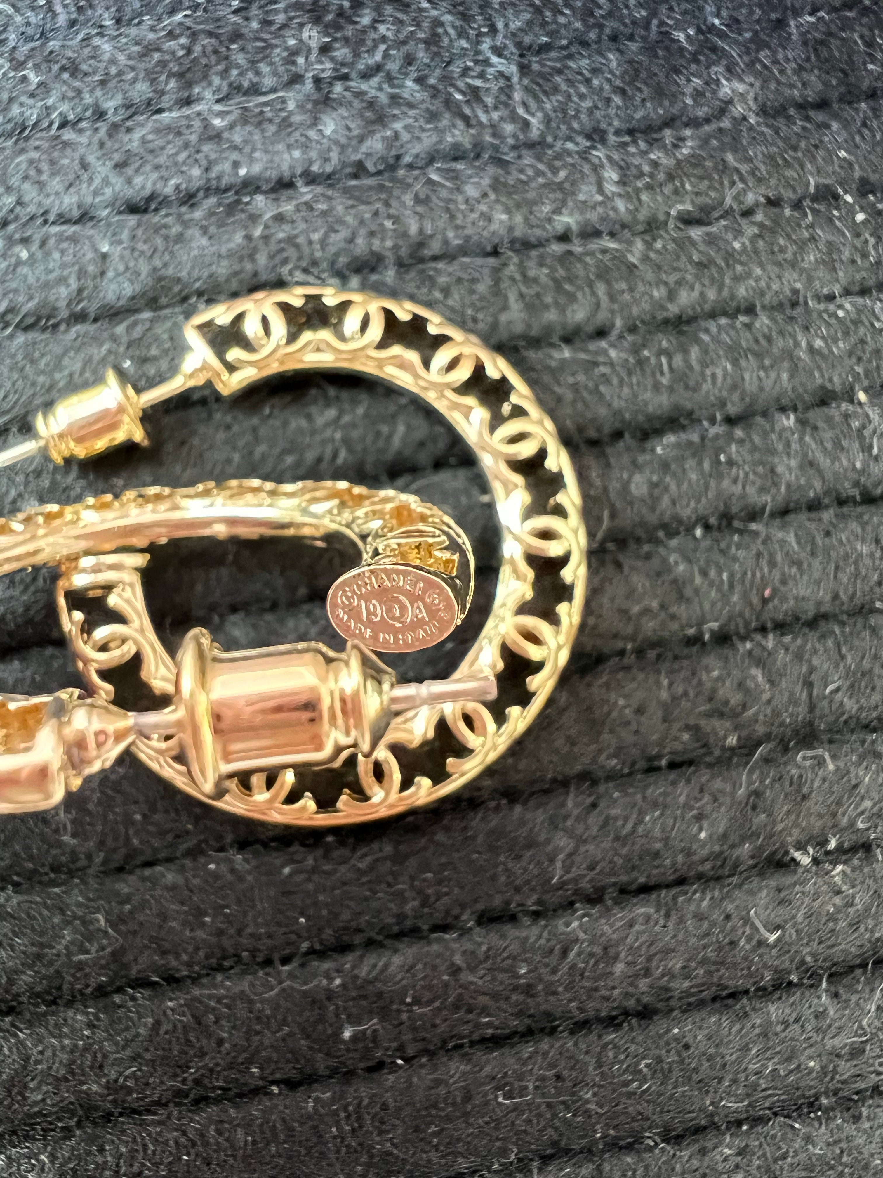 TOP CHANEL  Loop Logo Earrings - Gold