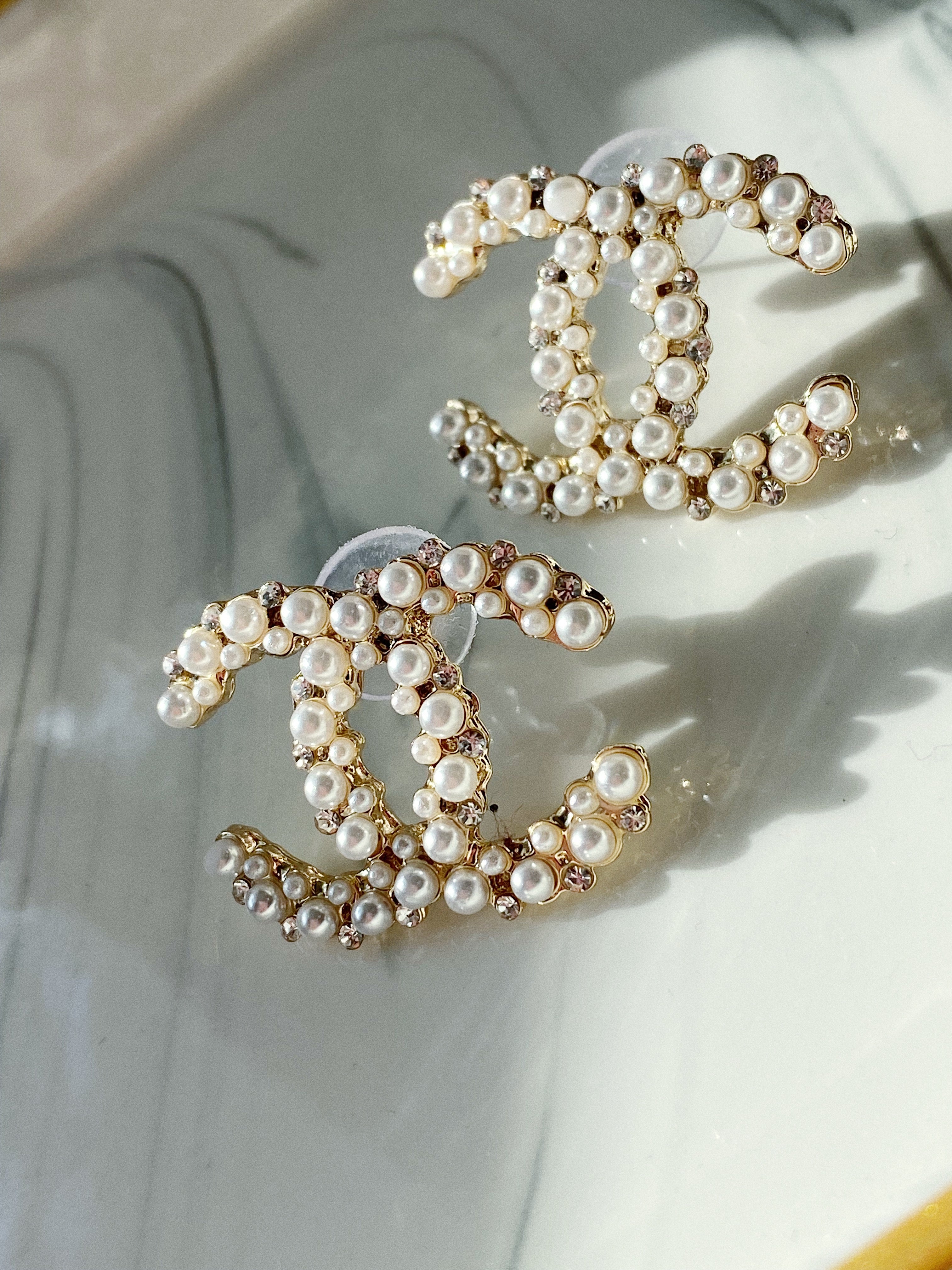 TOP CHANEL Stud Big Logo Earrings