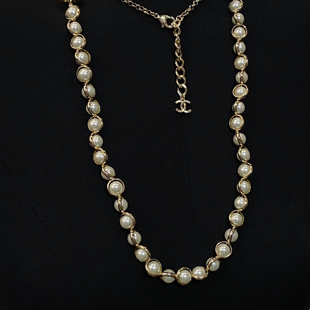 TOP CHANEL Pearl Necklace