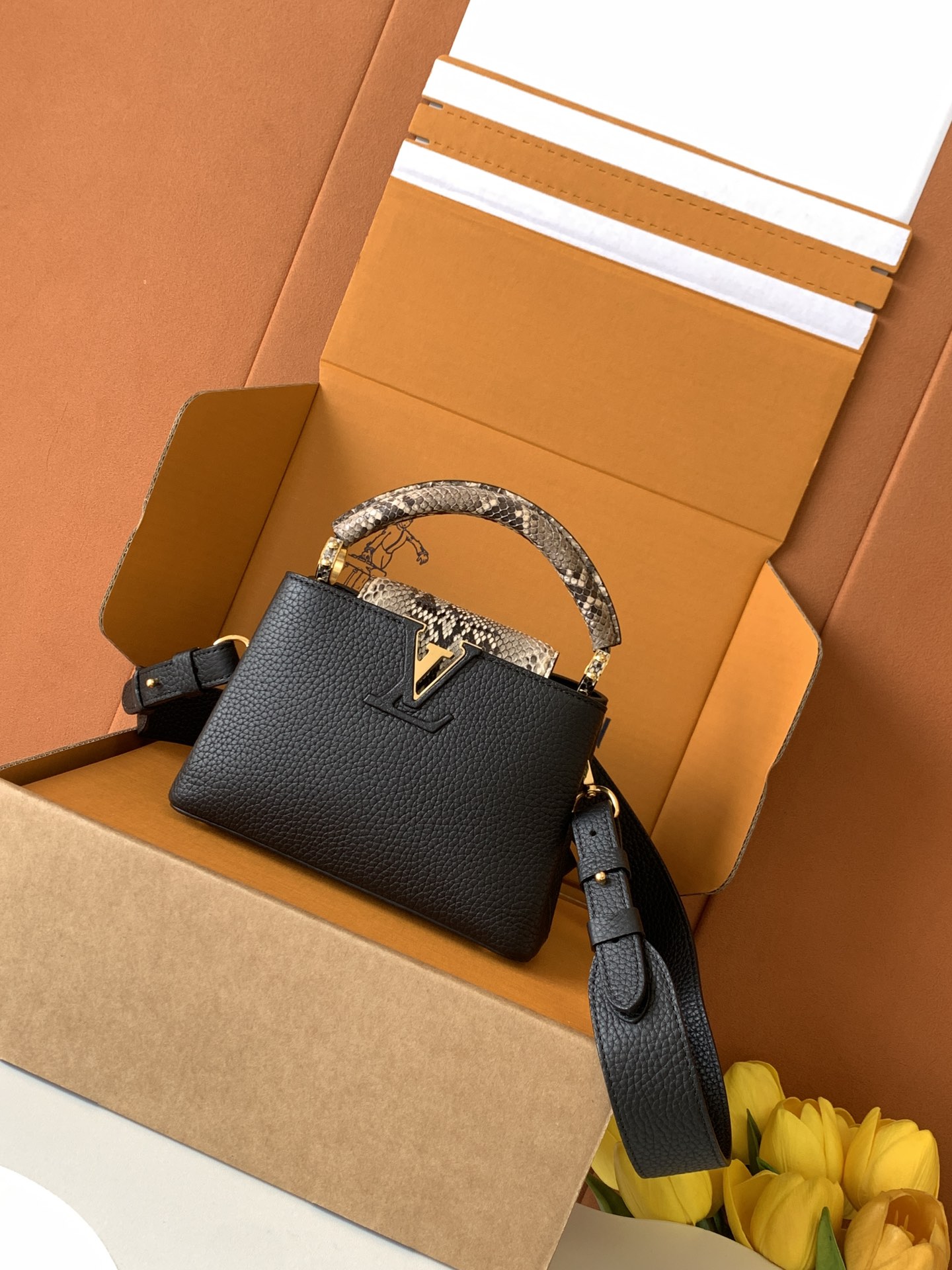 TOP Louis Vuitton LV Capucines Bag 21cm/27cm - Black with Glossy Python Gold