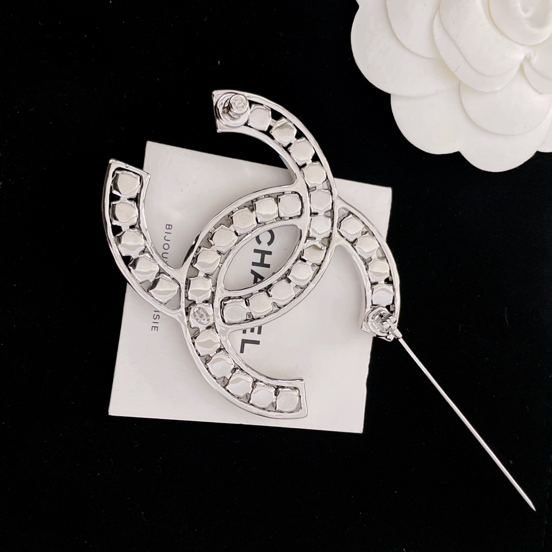 TOP CHANEL Double C Full Diamond Brooch