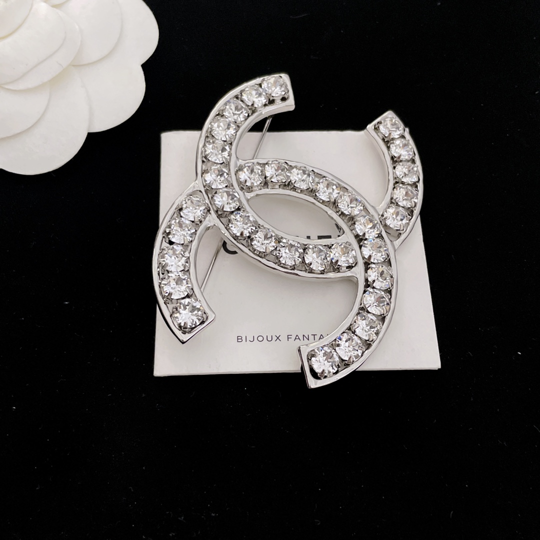 TOP CHANEL Double C Full Diamond Brooch