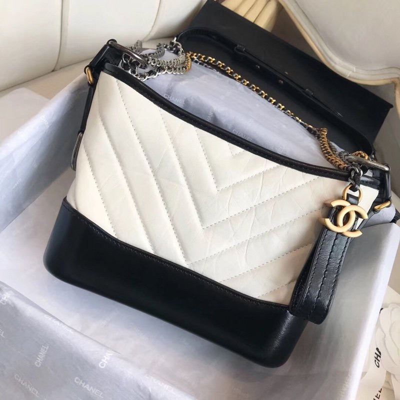 TOP CHANEL Gabrielle Bag Chevron Small 20cm  - Black & White