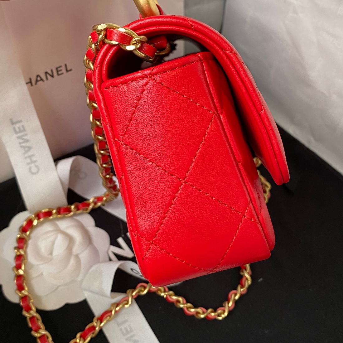 TOP CHANEL Metal Bracelet Flip Phone Trendy Bag Raised Logo 9 × 17.2 × 3.5 cm - Red
