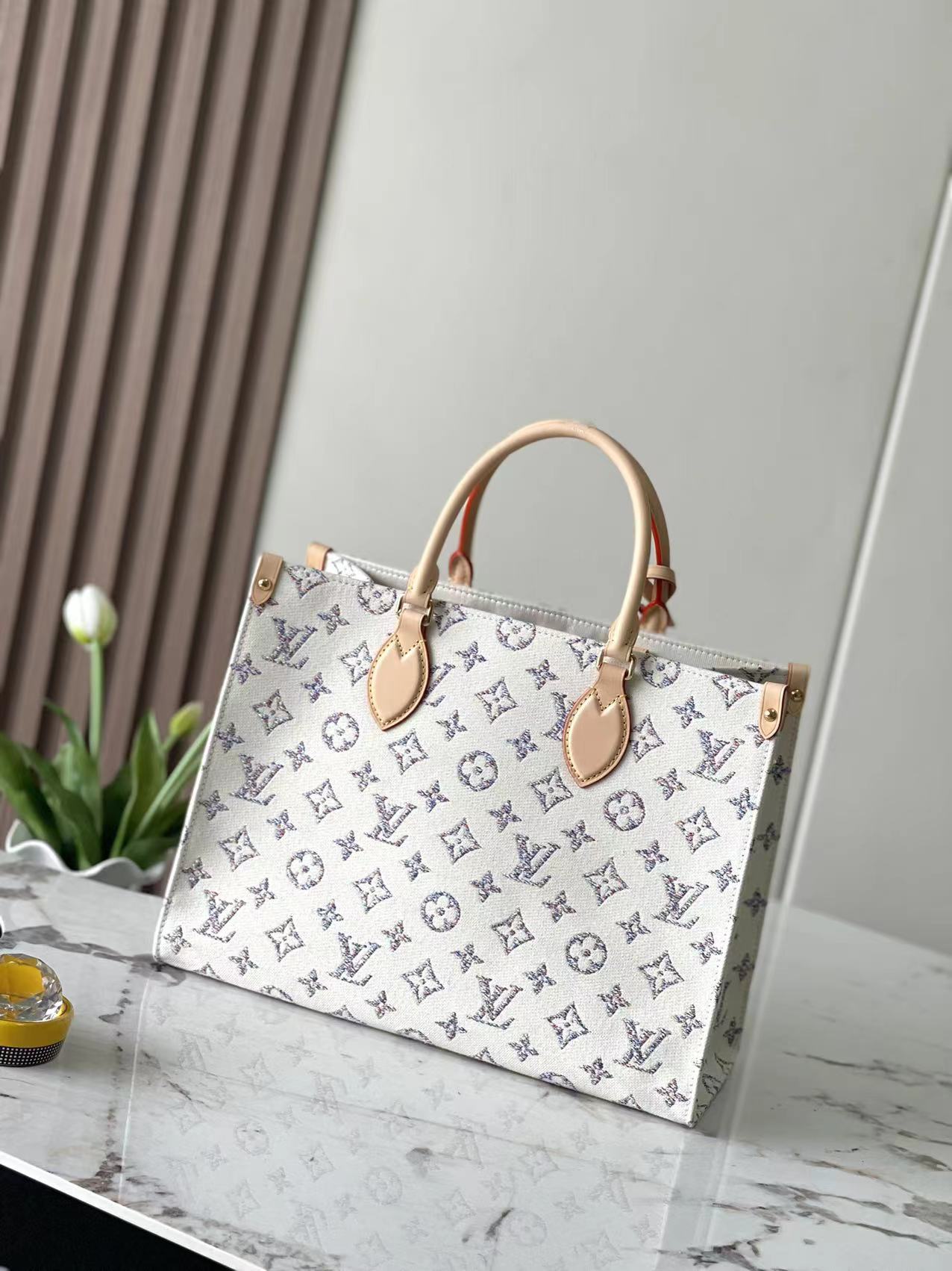 TOP Louis Vuitton LV On The Go MM Bag 35 x 27 x 14 cm- White