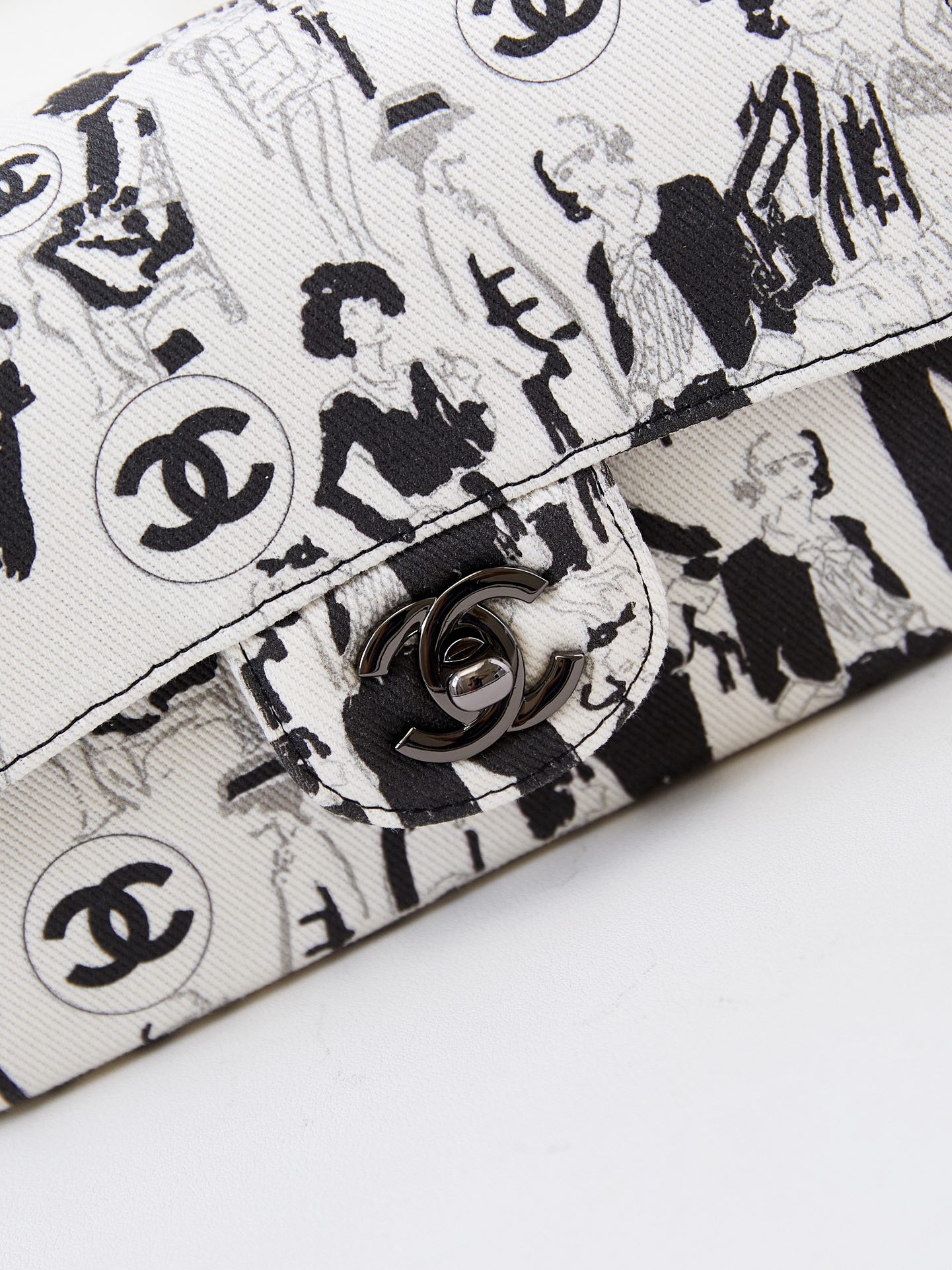 TOP CHANEL Flap Bag with Black and White Head Print 12x20x6cm/15.5x25.5x6.5cm