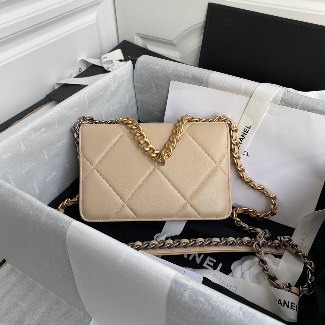 TOP CHANEL 19 WOC Bag - Beige