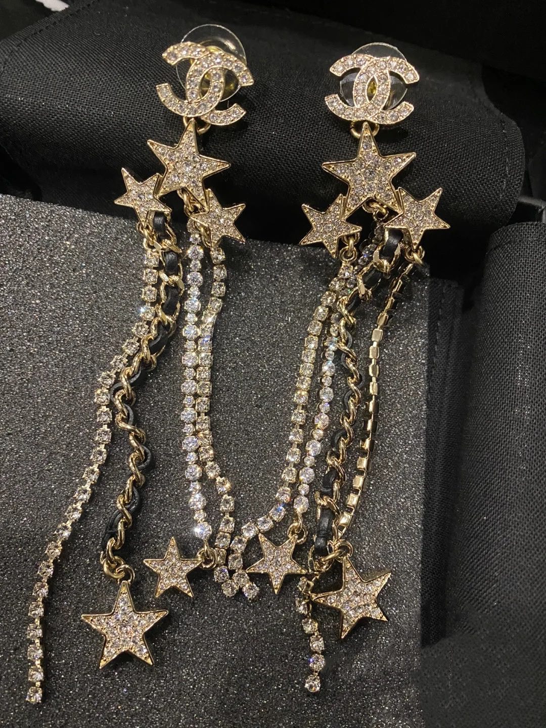 TOP CHANEL Lambskin Leather Chain Diamond Star Tassel Earrings - Gold