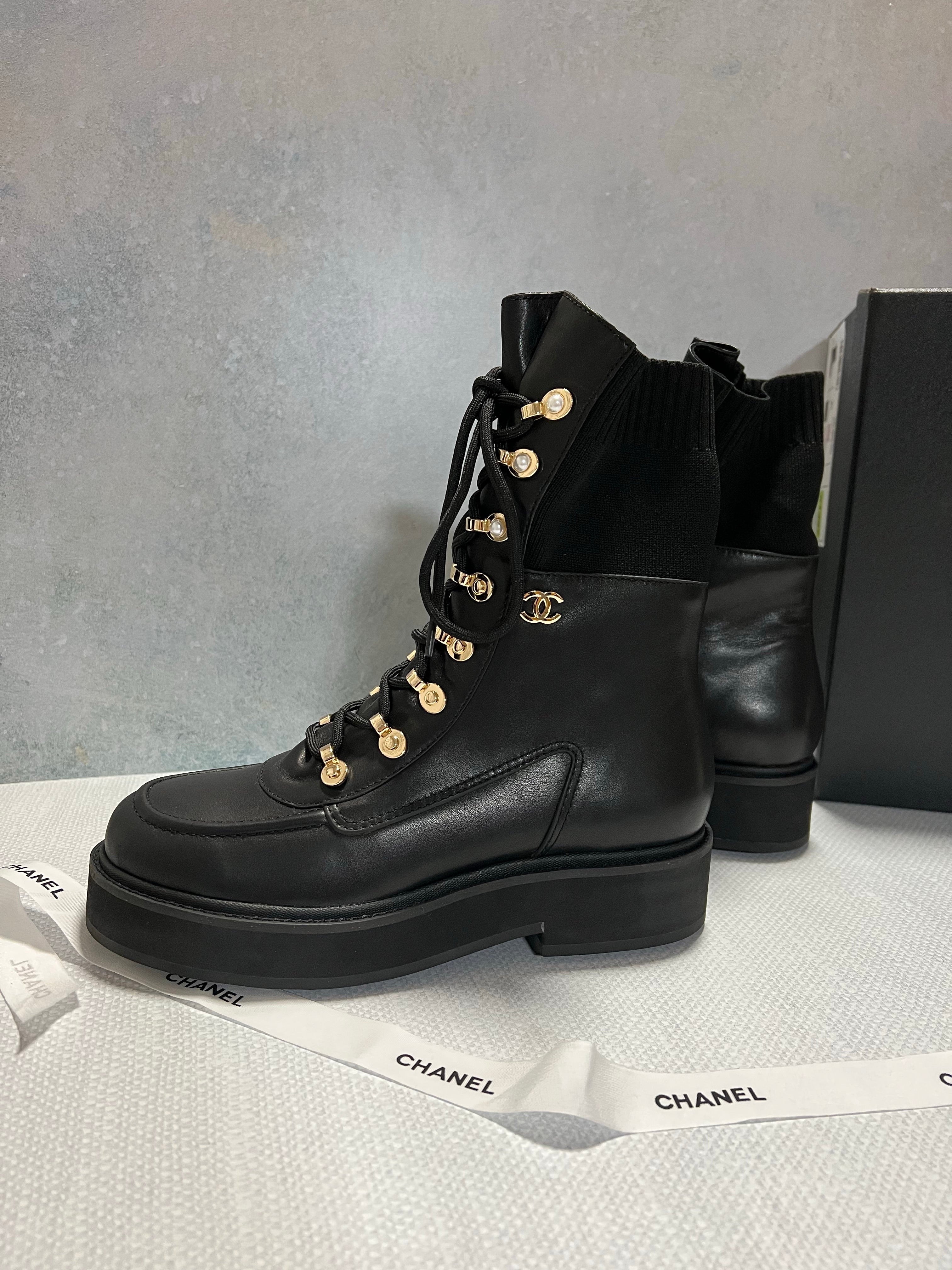 TOP CHANEL Icon Plain Toe Round Lace Up Casual Boots - Black