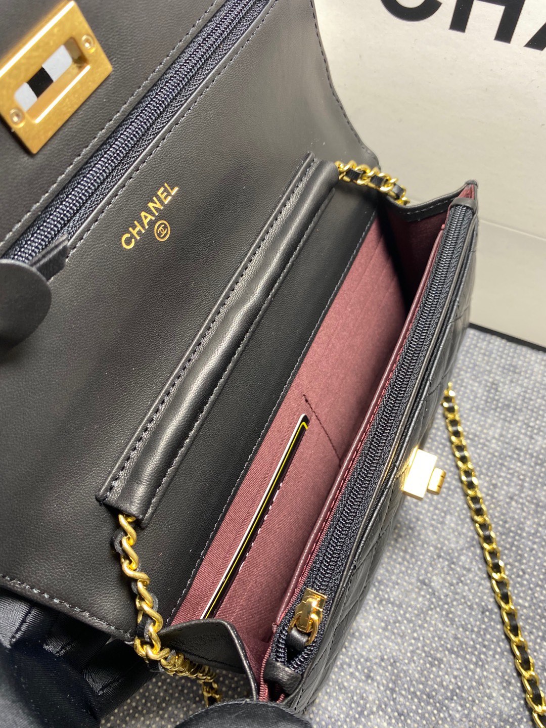 TOP CHANEL WOC Cowhide Bag 19cm - Black