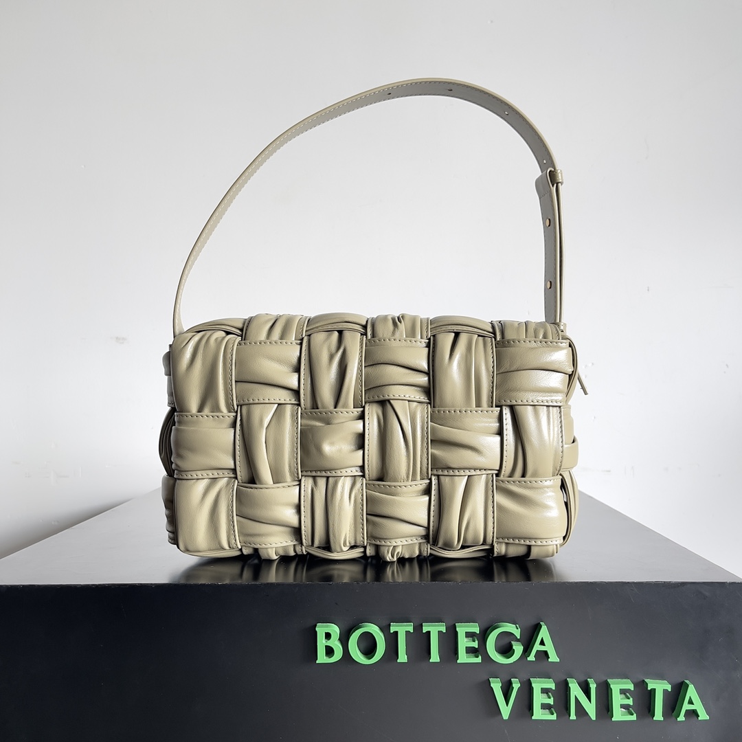 TOP Bottega Veneta BV Cassette Underarm Bag Shape With Pleats Bag - Taupe