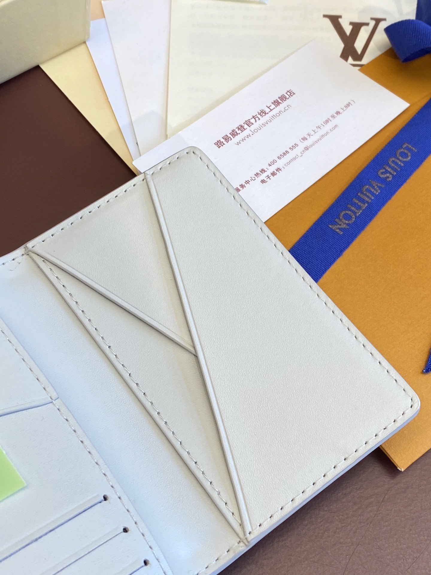 TOP Louis Vuitton LV Taurillon Card Bag Monogram Cowhide 11*7.5*1cm - White