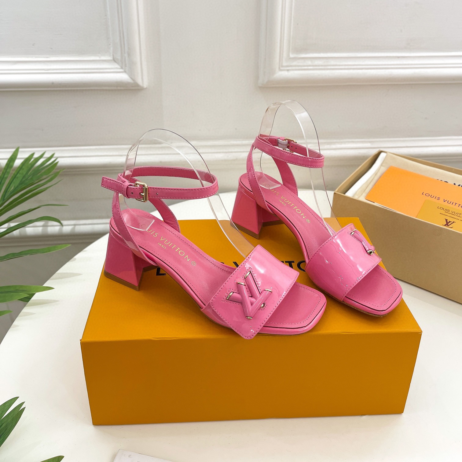 Louis Vuitton LV Patent Leather Thick And Cool Slide Sandal (Replica)