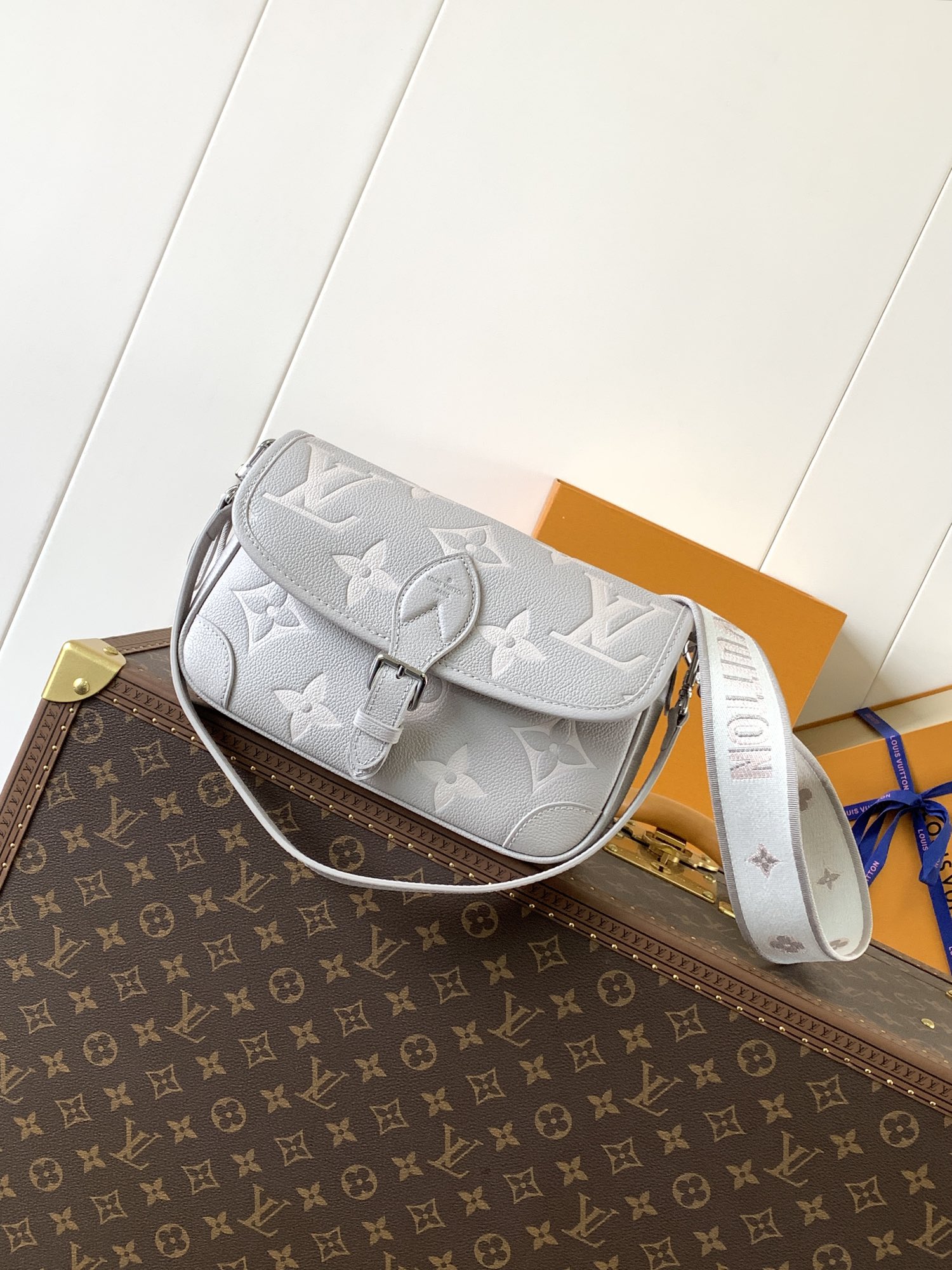 TOP Louis Vuitton LV Diane Bag Monogram Empreinte Leather 24x15x9cm - Gray