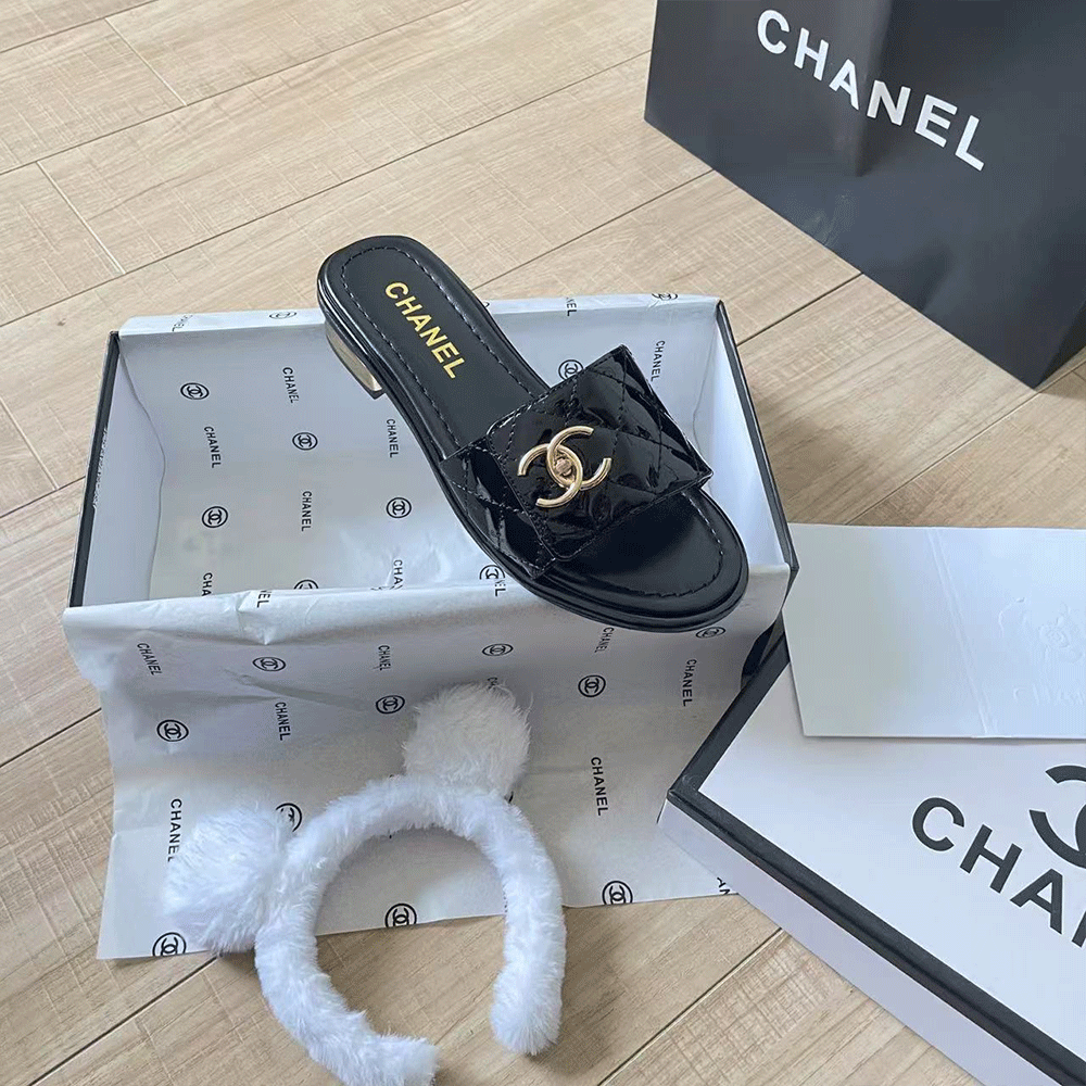 Chanel Patent leather quilted CC sandals （Replica）