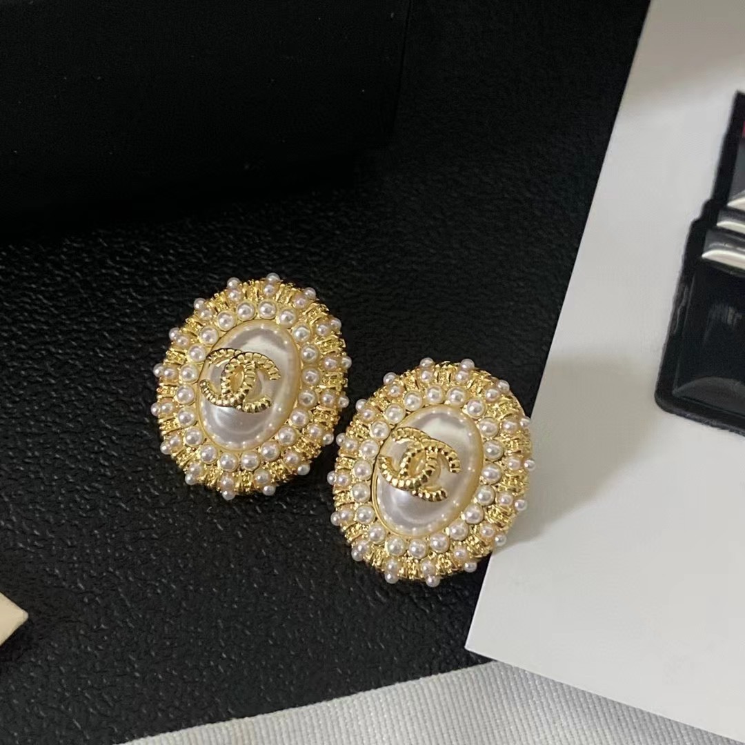 TOP CHANEL Stud Earrings