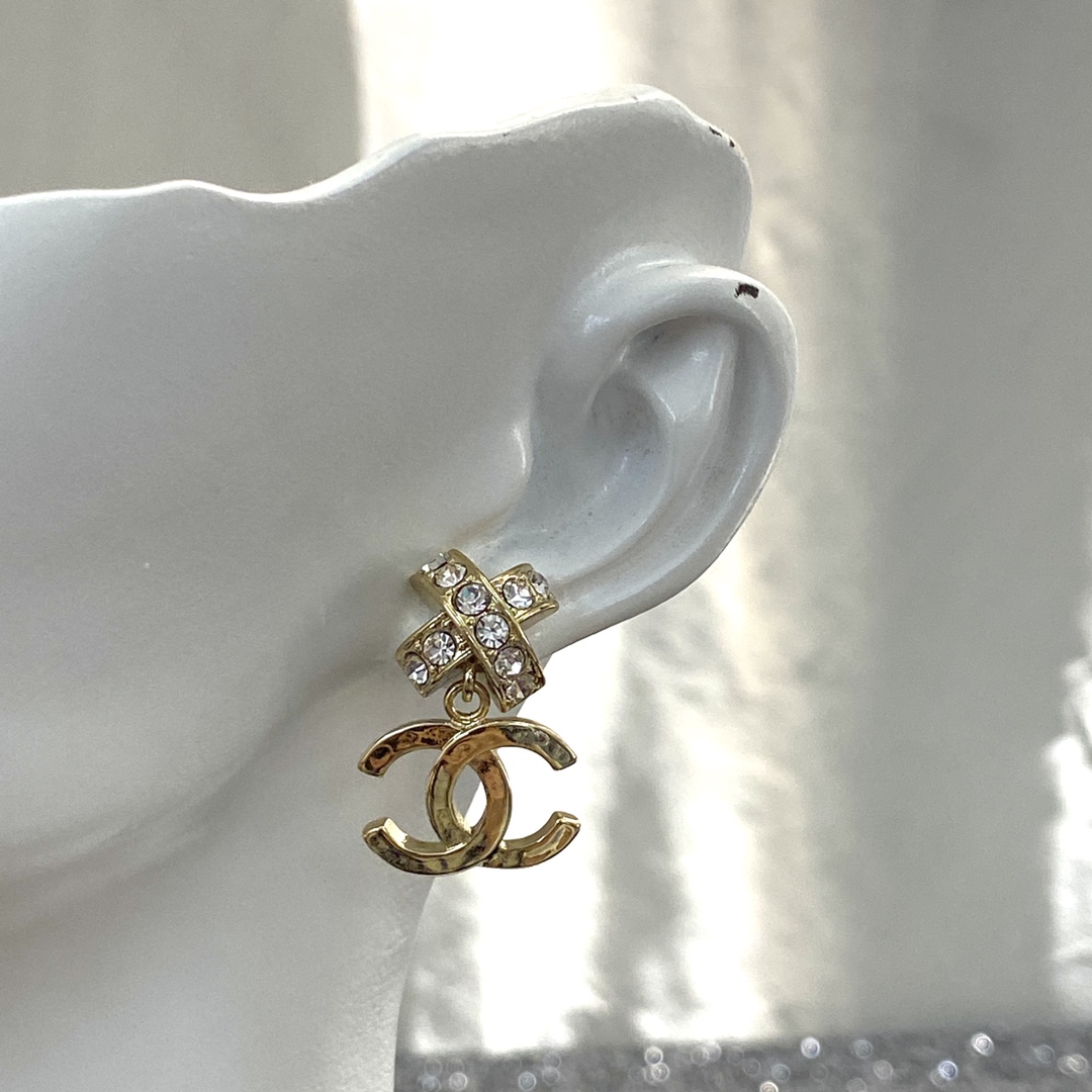 TOP CHANEL Double C Cross Earrings