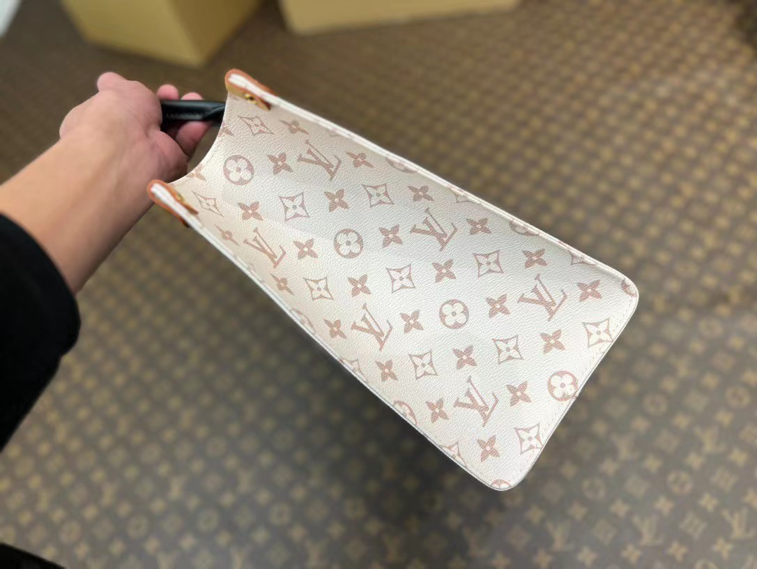 TOP Louis Vuitton LV On The Go Bag - White with Black Handles - 35x27x14cm
