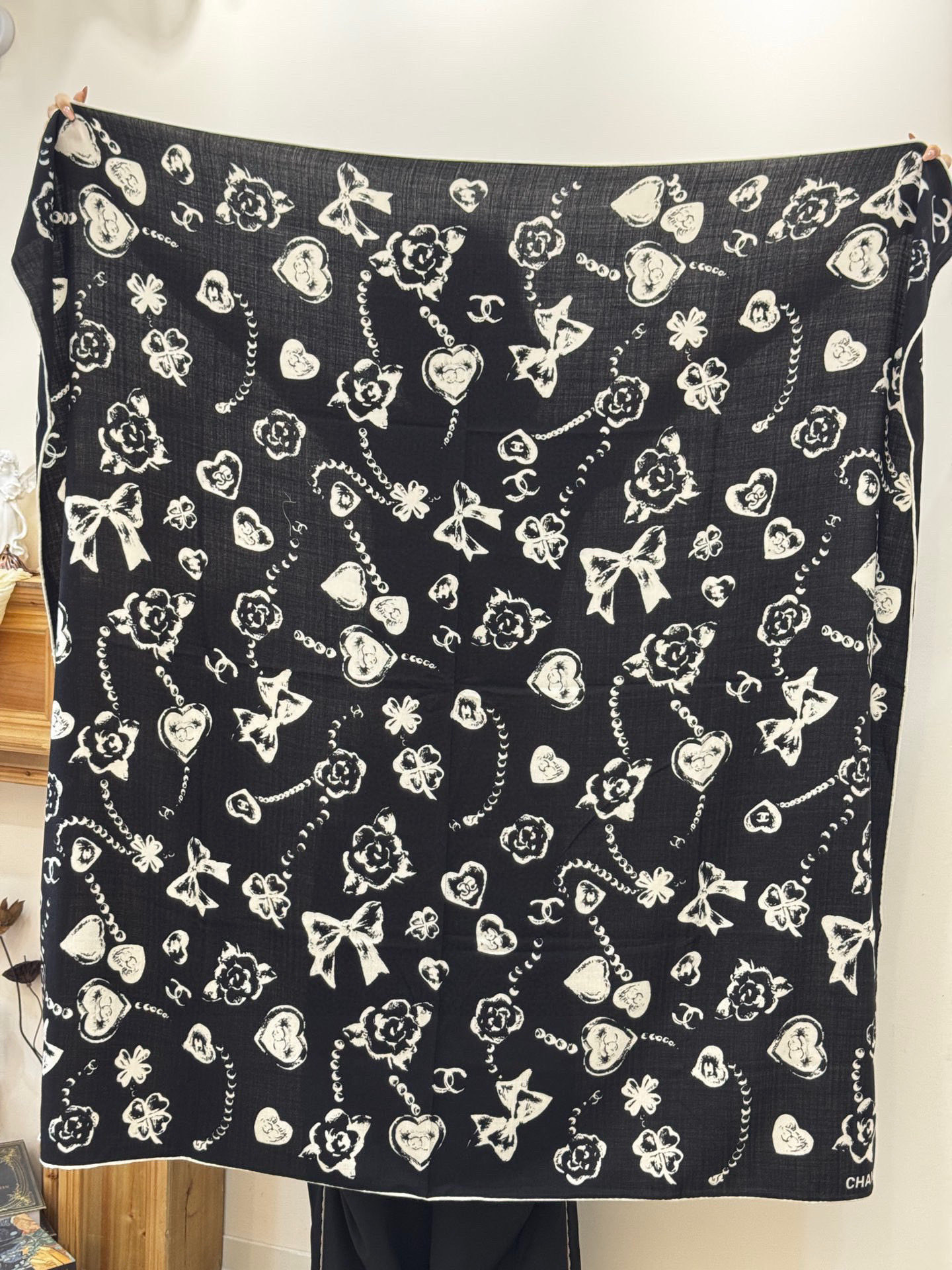 TOP Chanel 70% Cashmere + 30% Silk Scarf 135x135 cm - 2 Colors