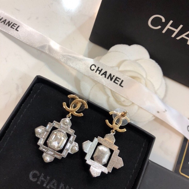 TOP CHANEL Classic Zircon Stud Earrings