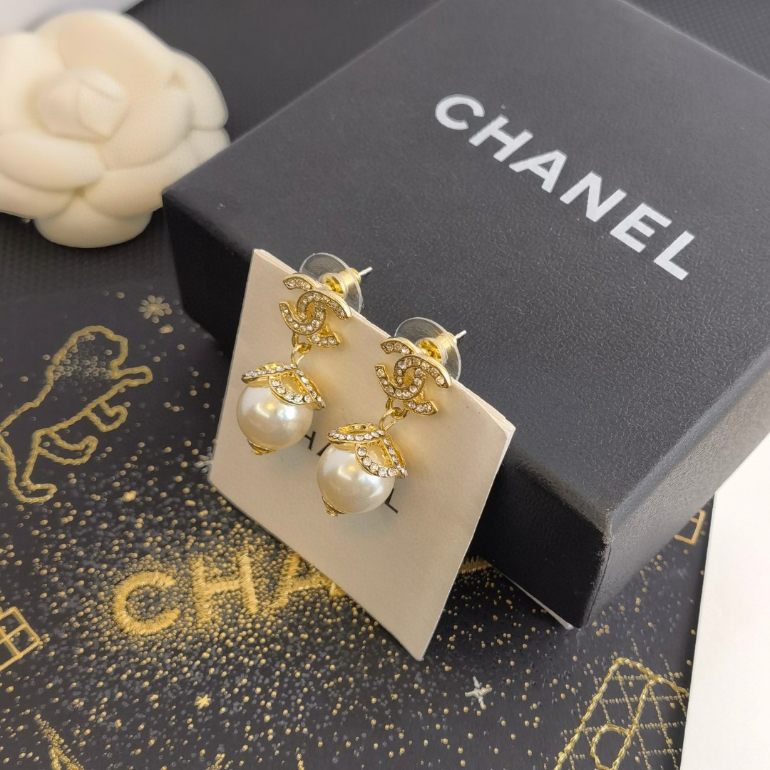 TOP CHANEL Double C Pearl Earrings