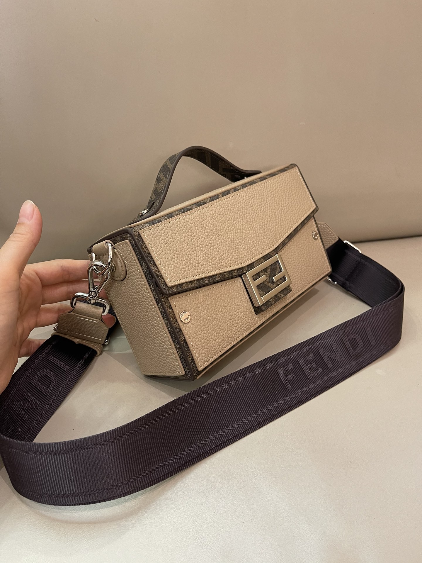 TOP FENDI Box Bag 22x13x6.5cm - Beige