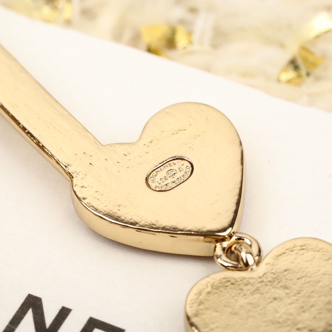 TOP CHANEL Note Heart Brooch-Pink