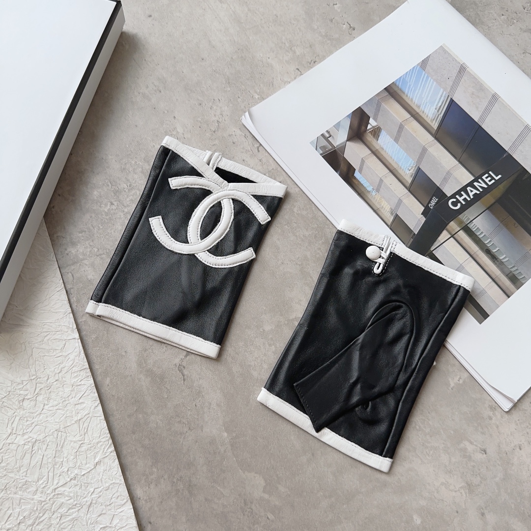 TOP CHANEL  Imported lambskin Women's Gloves - Black& White