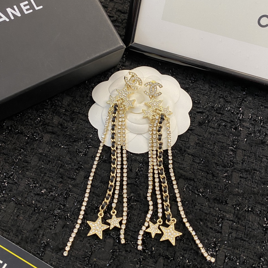 TOP CHANEL Lambskin Leather Chain Diamond Star Tassel Earrings - Gold