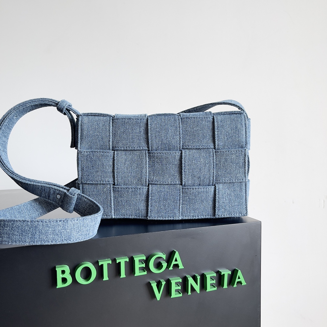 TOP Bottega Veneta BV Cassette Bag Denim 23x15x5cm - Blue