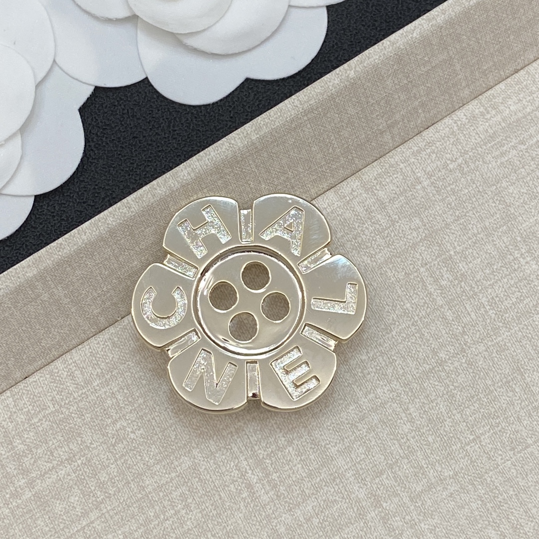 TOP CHANEL Brooch - Gold