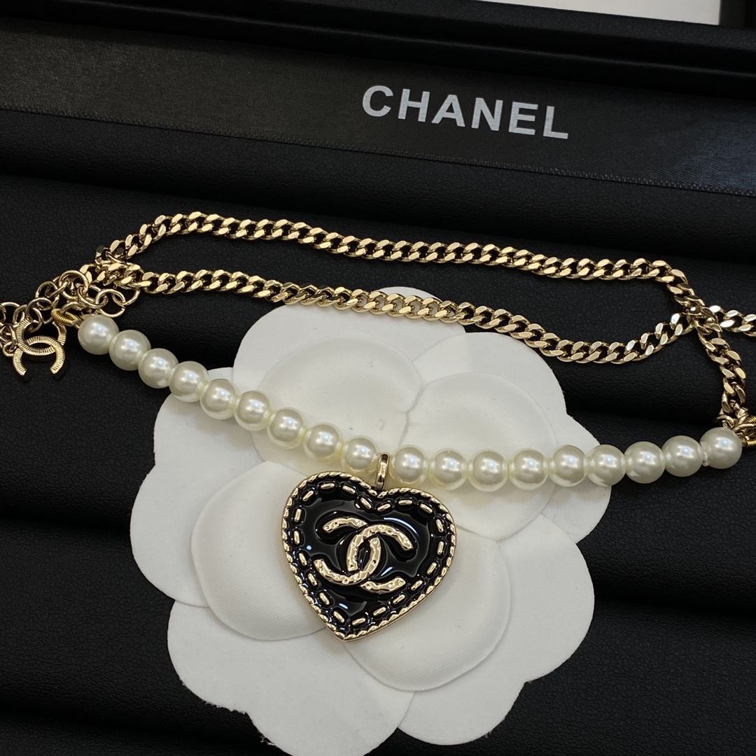 TOP CHANEL Sweater Chain with Pearl and Heart Pendant - Gold